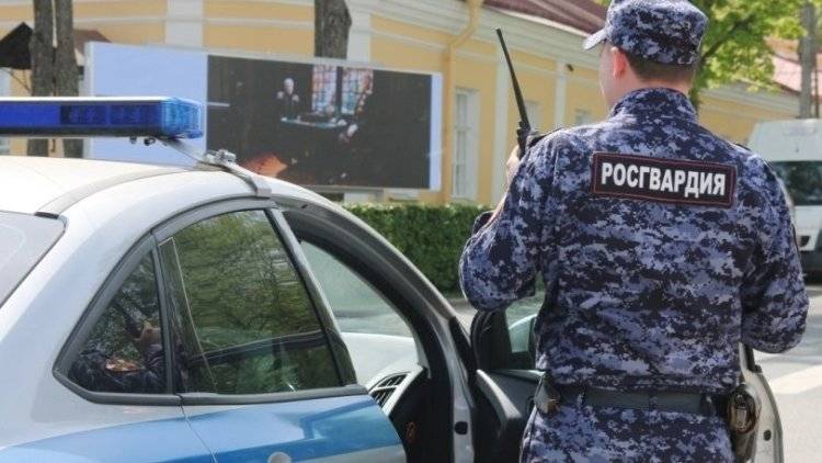 Вооруженных мужчин в париках и медицинских масках задержали в Москве