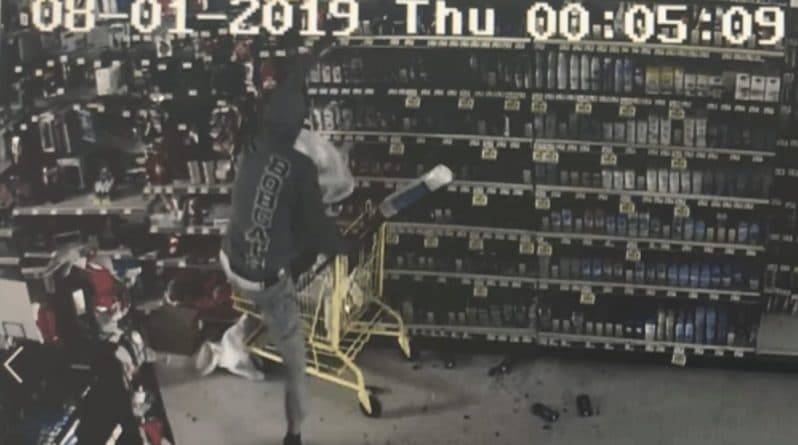 Грабитель не раз и не два был на грани провала: видео ограбления магазина в Огайо взрывает мозг