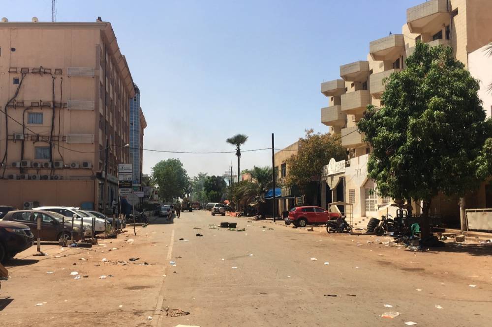 Не меньше десяти солдат погибли во время нападения на военную часть в Буркина-Фасо