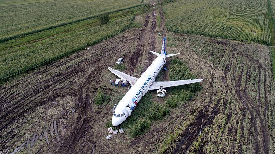 Фюзеляж аварийно севшего в кукурузу A321 приподняли с грунта