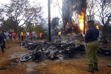 Число погибших после аварии бензовоза в Танзании приблизилось к 100