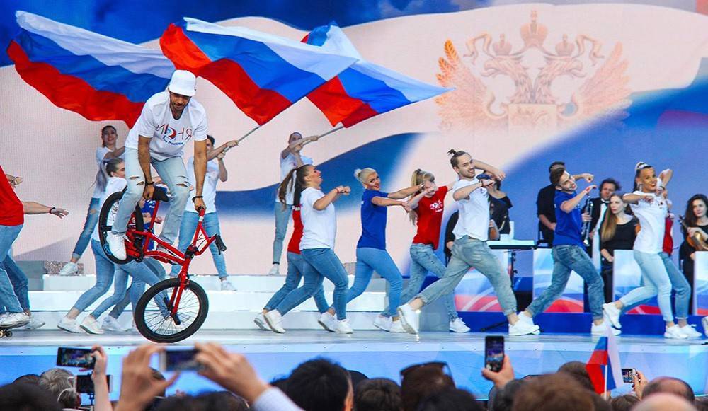 Россияне готовятся отметить 350-летие флага России