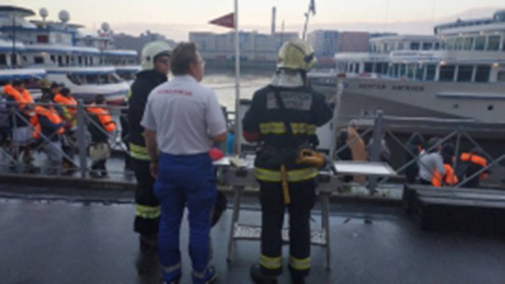 Один человек погиб при пожаре на теплоходе в Петербурге