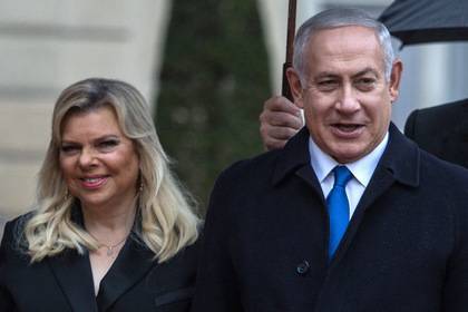 Нетаньяху оценил поступок бросившей каравай жены