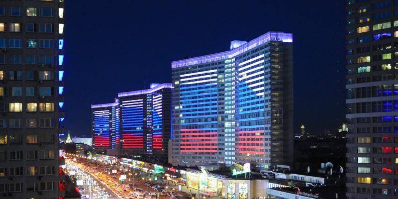 Сотни плакатов и подсветка украсят Москву ко Дню российского флага