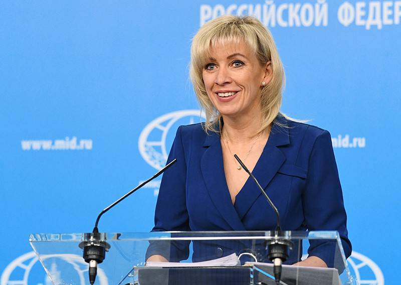 Захарова предложила торгующему Крымом Зеленскому помочь с уроками