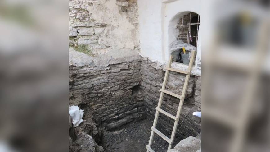 У Поганкиных палат в Пскове нашли «холодильник» XVII века