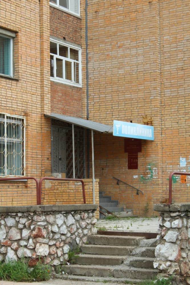 Во взрослой поликлинике на ул. Калинина, 2А в Глазове начался ремонт