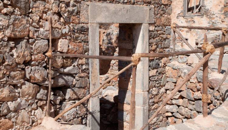 Археологи раскопали в Крыму необычный склеп