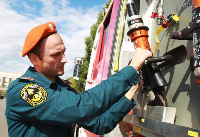 Один человек погиб и более 300 эвакуированы при пожаре на теплоходе в Петербурге - vm.ru - Россия - Санкт-Петербург