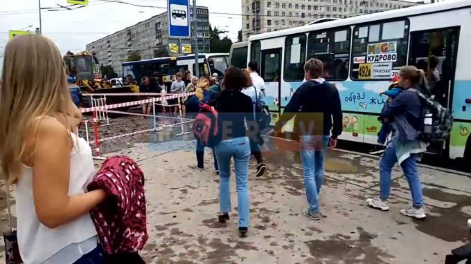 Видео: аварийные службы огородили место прорыва теплосети у метро "Улица Дыбенко"