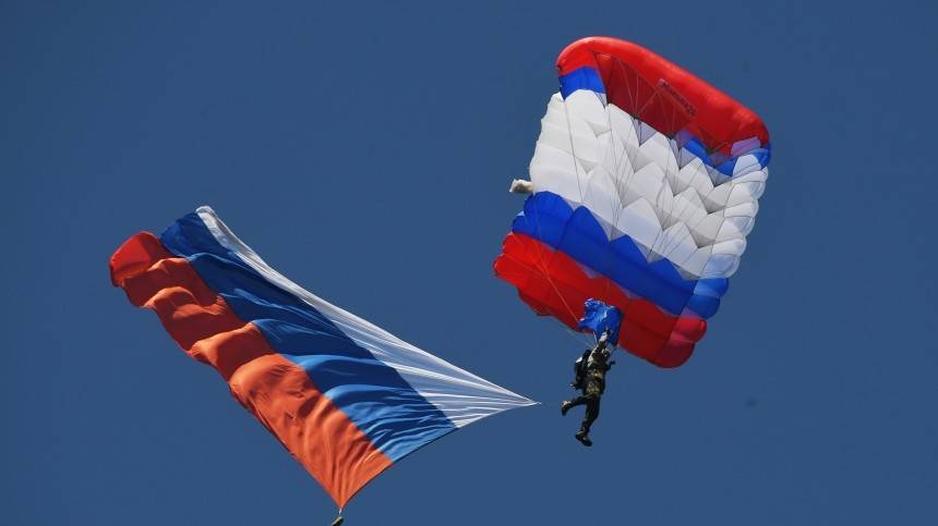 Как в МВД отметили День флага РФ — видео