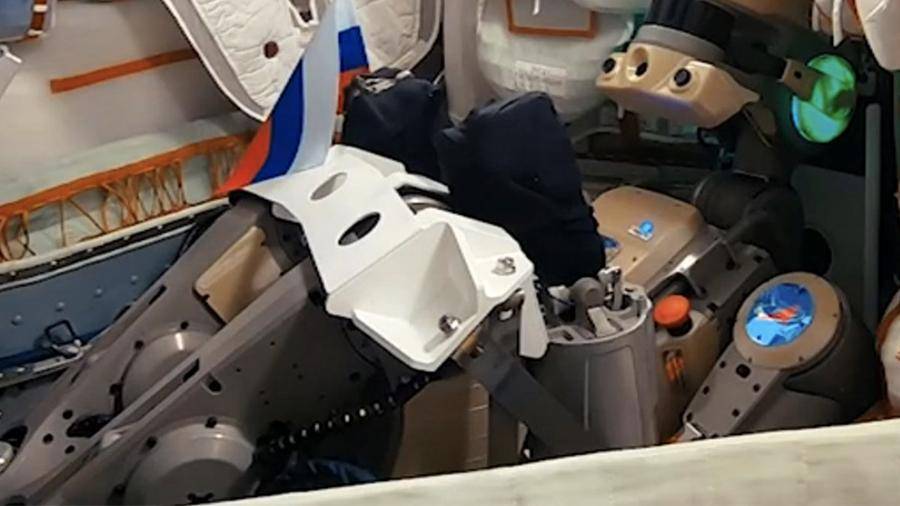 Робот «Федор» полетел в космос в варежках и с триколором