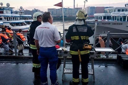 Жертвой пожара на теплоходе в Санкт-Петербурге стал механик