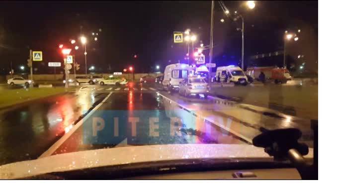 Четыре человека пострадали в массовом ДТП на Суздальском проспекте