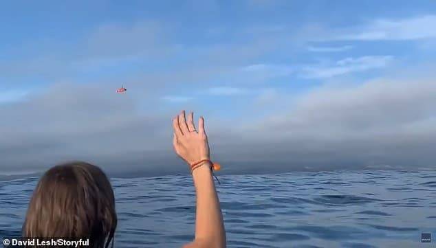 История выживания: пилот и пассажирка самолета, который упал посреди океана, снимали на камеру все, что с ними происходило