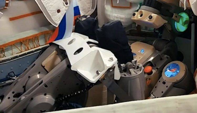 Робот «Федор» полетел в космос в варежках и с триколором