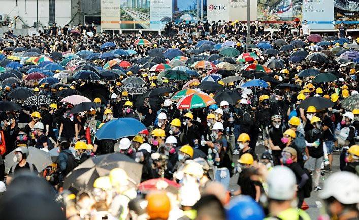 Жэньминь жибао: Гонконг не должен слепо преклоняться перед Западом