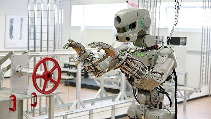 Робот «Федор»  переписывается из космоса с Рогозиным