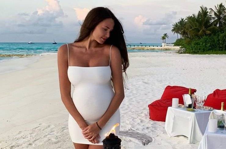 Беременная Анастасия Решетова в обтягивающем мини-платье позировала на пляже — Информационное Агентство "365 дней"