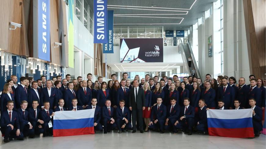 Медведев пожелал сборной России на WorldSkills успехов и получил в подарок значок