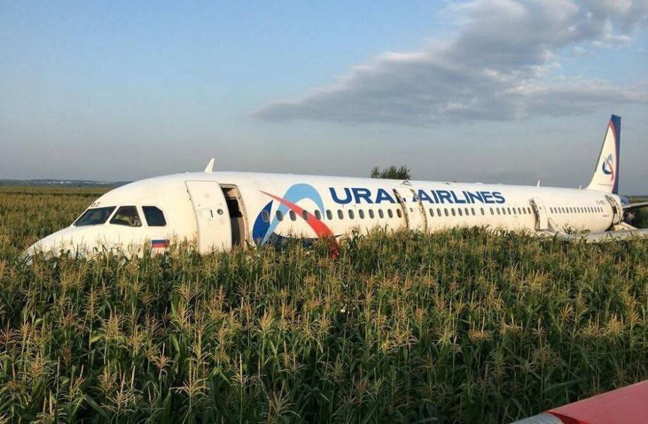 Самолет Airbus А321 начнут убирать с поля с 23 августа