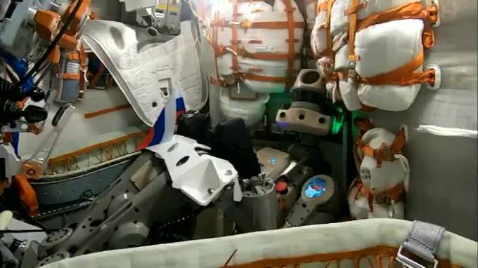 Видео: Робот "Федор" поздравил россиян с Днем Государственного флага Российской Федерации