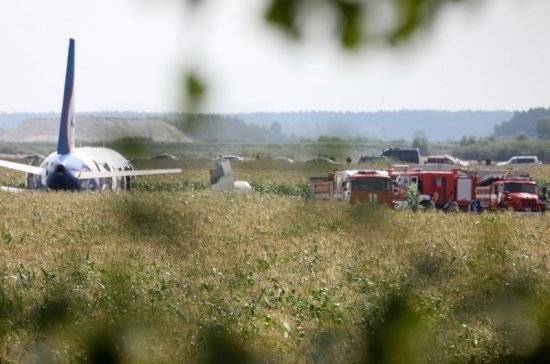 Эксперты завершили работу на месте аварийной посадки А321 в Подмосковье