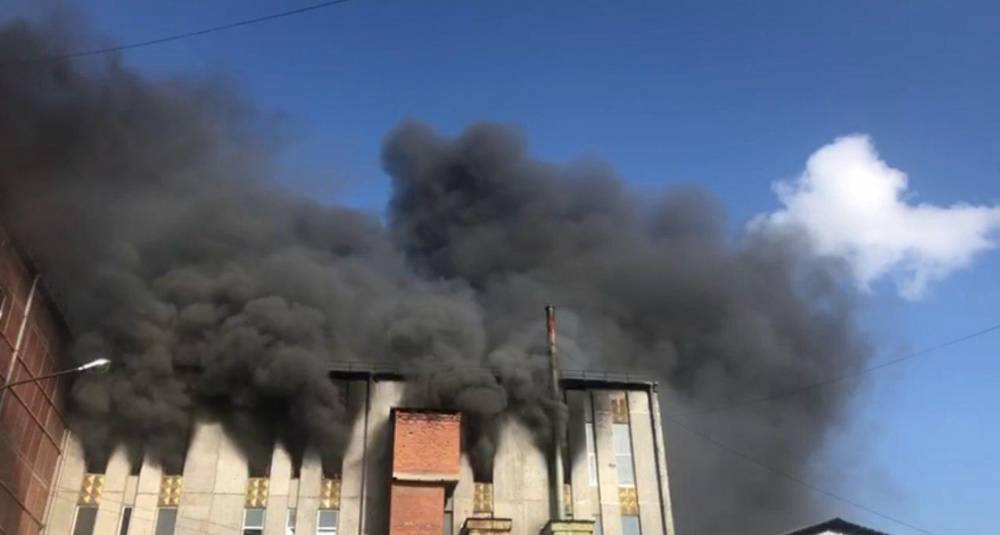 Пожар произошел на свечном заводе в Петербурге