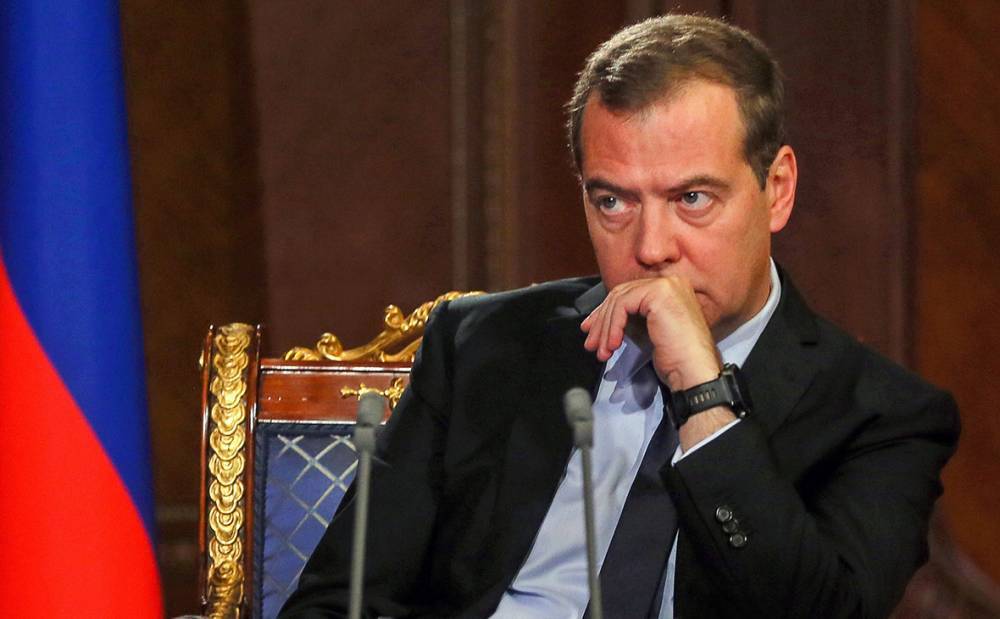 Медведев поставил перед Минтрудом вопрос о четырехдневной рабочей неделе