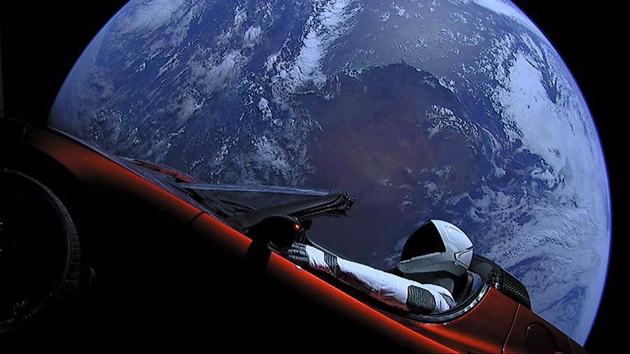 Автомобиль Илона Маска сделал первый оборот вокруг солнца
