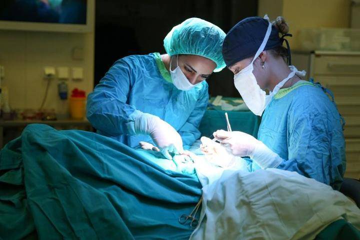 Столичные врачи успешно прооперировали девушку с переломом позвонка