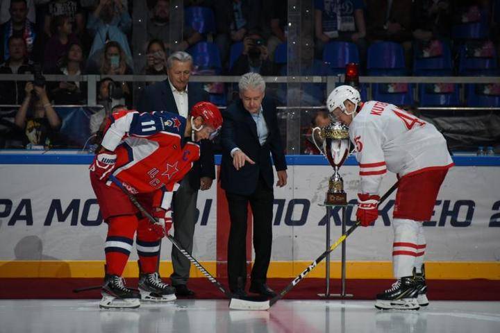 Сергей Собянин сделал символическое вбрасывание перед стартом Кубка мэра Москвы по хоккею