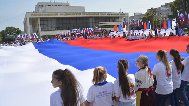 Симферополь отмечает День российского триколора: фотофакт