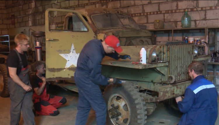 Трофейный «Студебекер» и «зенитки»: в Петербурге восстанавливают машины времен войны