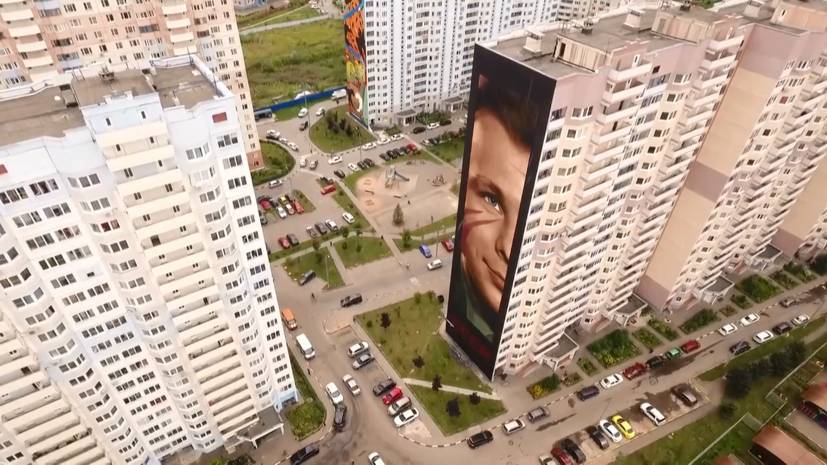 В Подмосковье итальянский художник нарисовал портрет Гагарина высотой с 19-этажный дом — РТ на русском