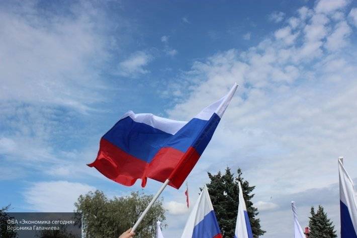 Сотрудники МЧС развернули российский флаг под водой Онежского озера