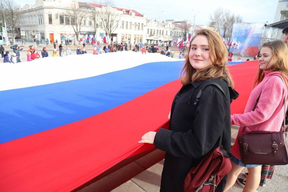 Преобладающее большинство россиян гордится государственной символикой