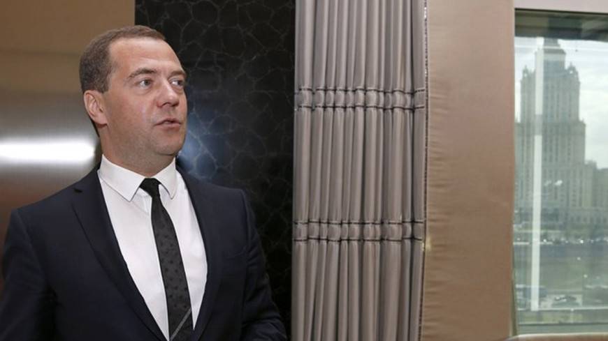 Медведев рассказал, что делал на уроках труда в школе