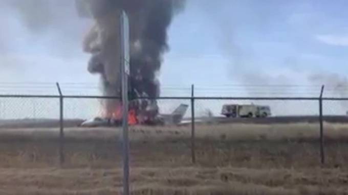 В аэропорту Калифорнии упал и сгорел пассажирский самолет