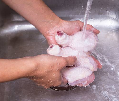 Врач: так мытье курицы перед готовкой разносит микробы по кухне