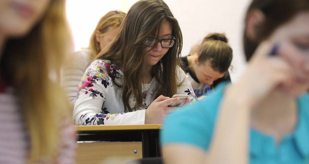 Смартфоны в московских школах запрещать не будут