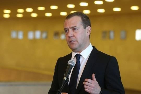 Медведев поручил Минтруду оценить перспективы введения 4-дневной рабочей недели