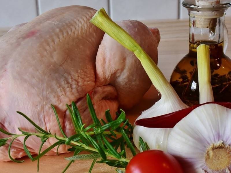 Медики назвали опасным мытьё&nbsp;курицы перед готовкой
