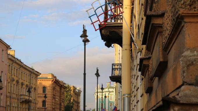 В центре Петербурга появился арт-объект&nbsp;российский флаг в виде решетки