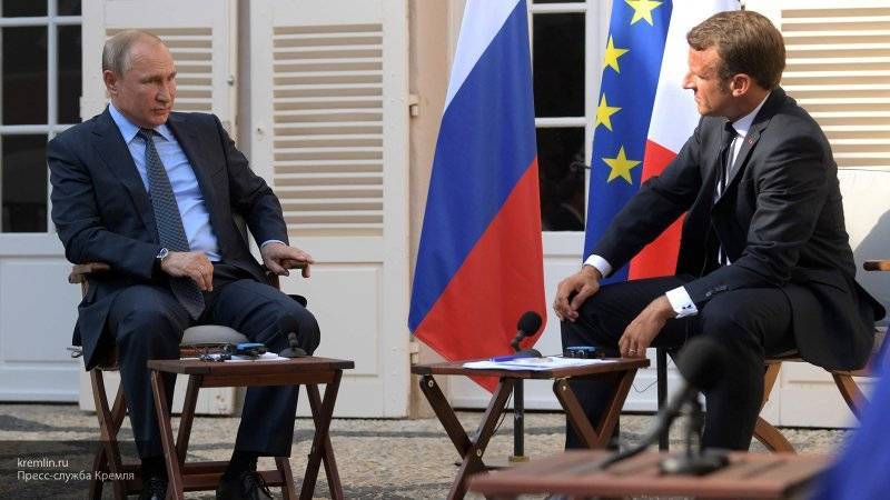 "Язык тела" Путина и Макрона показал другую сторону их встречи во Франции