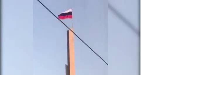 Над центральной площадью в Донецке подняли российский флаг