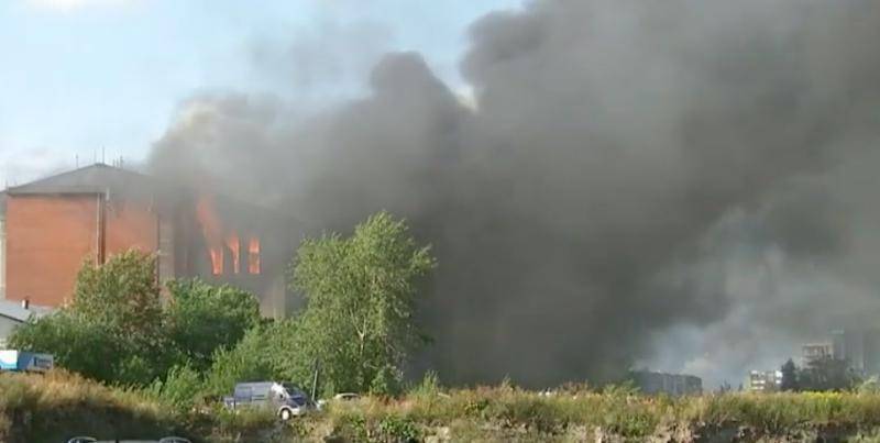 Сотрудники МЧС локализовали крупный пожар в Петербурге