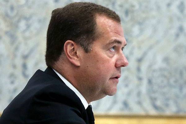 Вопрос о четырехдневной рабочей неделе Медведев поставил перед Минтруда