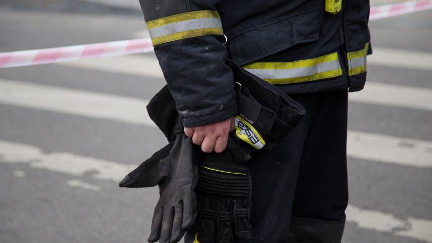 При тушении пожара на строительном рынке в Баку пострадали пять сотрудников МЧС